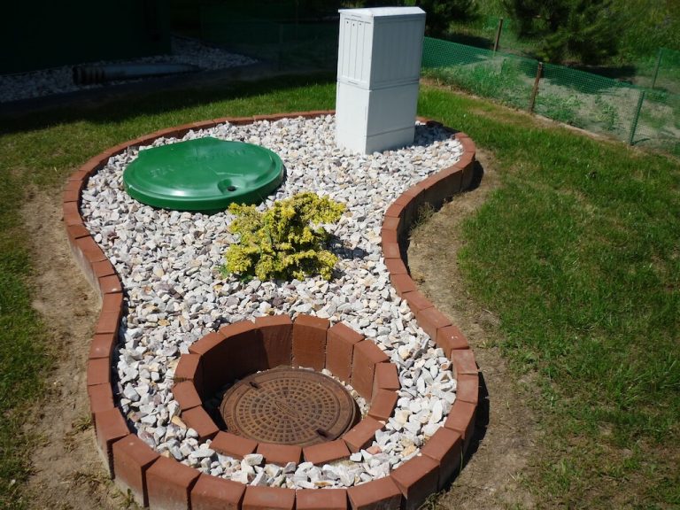 Jak czyścić przydomową oczyszczalnię ścieków? Kompletny poradnik i koszty
